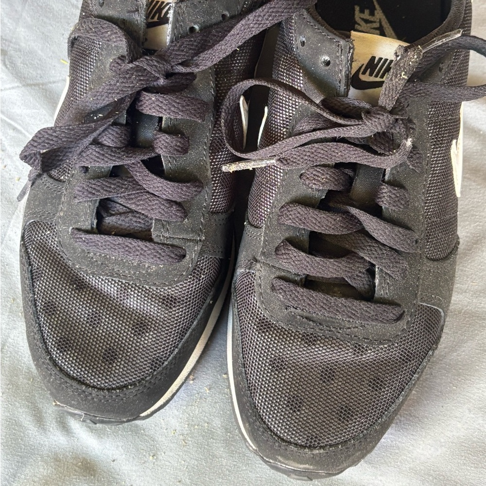 Nike women’s black sneakers